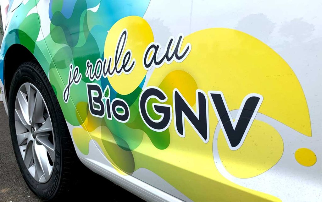 Voiture avec un slogan "je roule au bio GNV"